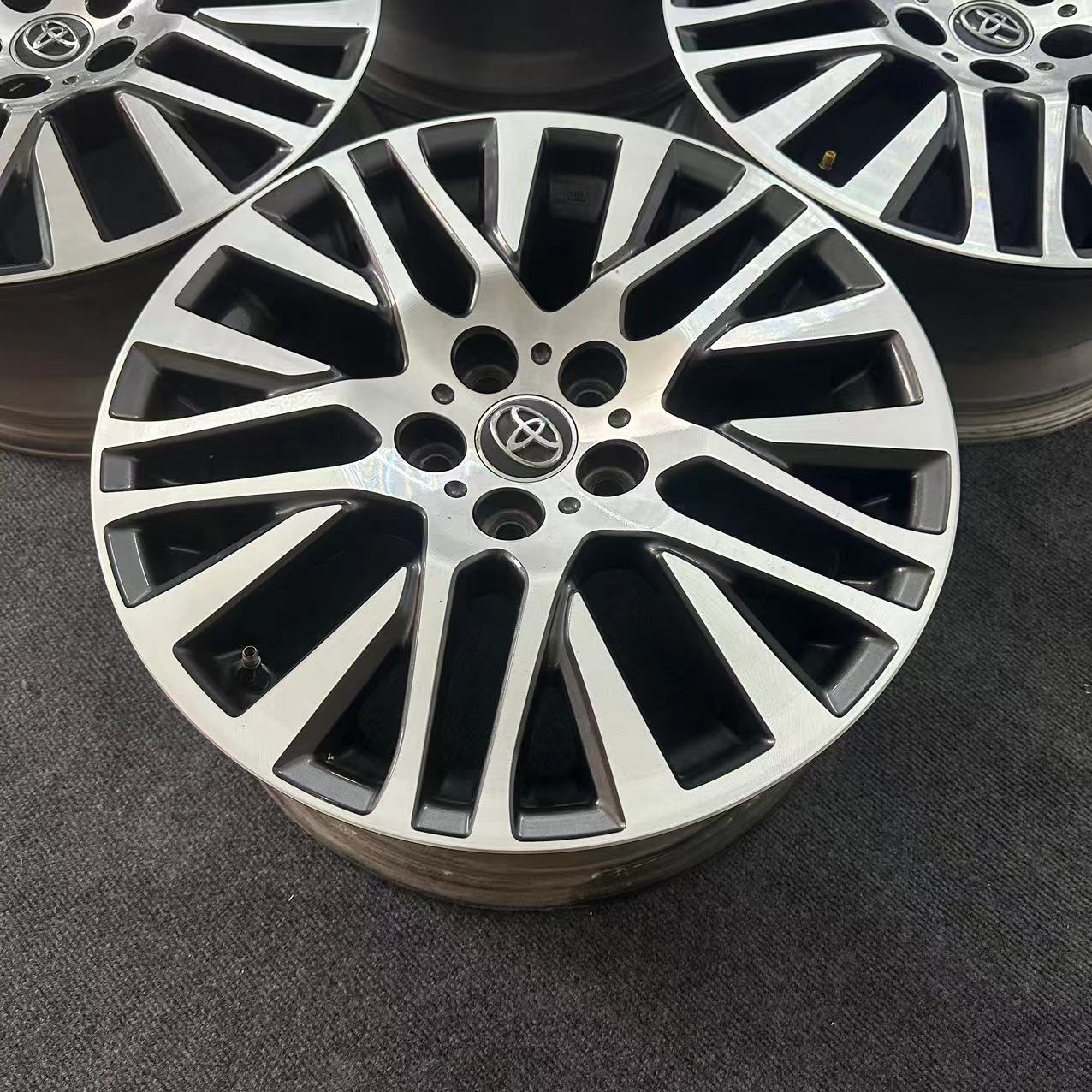 Toyota Alphard 18 inch Original wheels