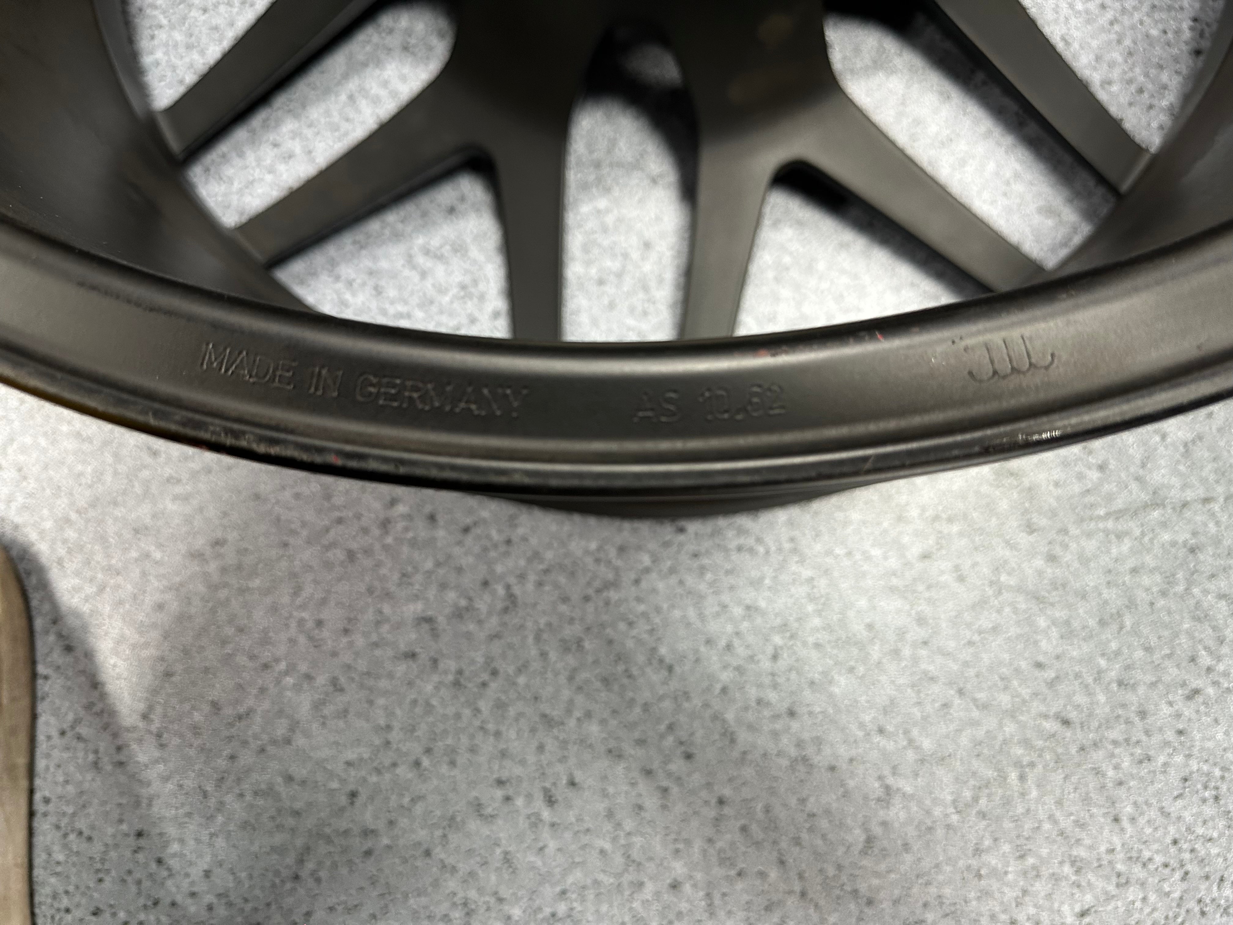 Mercedesbenz G63 22 inch original wheel Red border