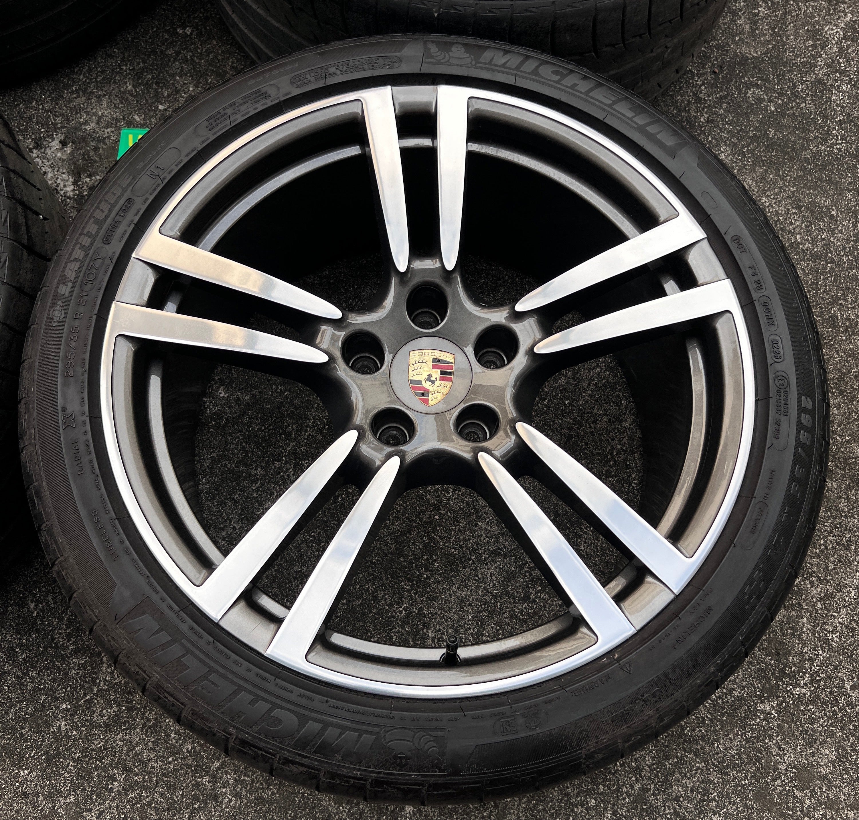 Porsche Cayenne 21 inch original wheel(with tire)