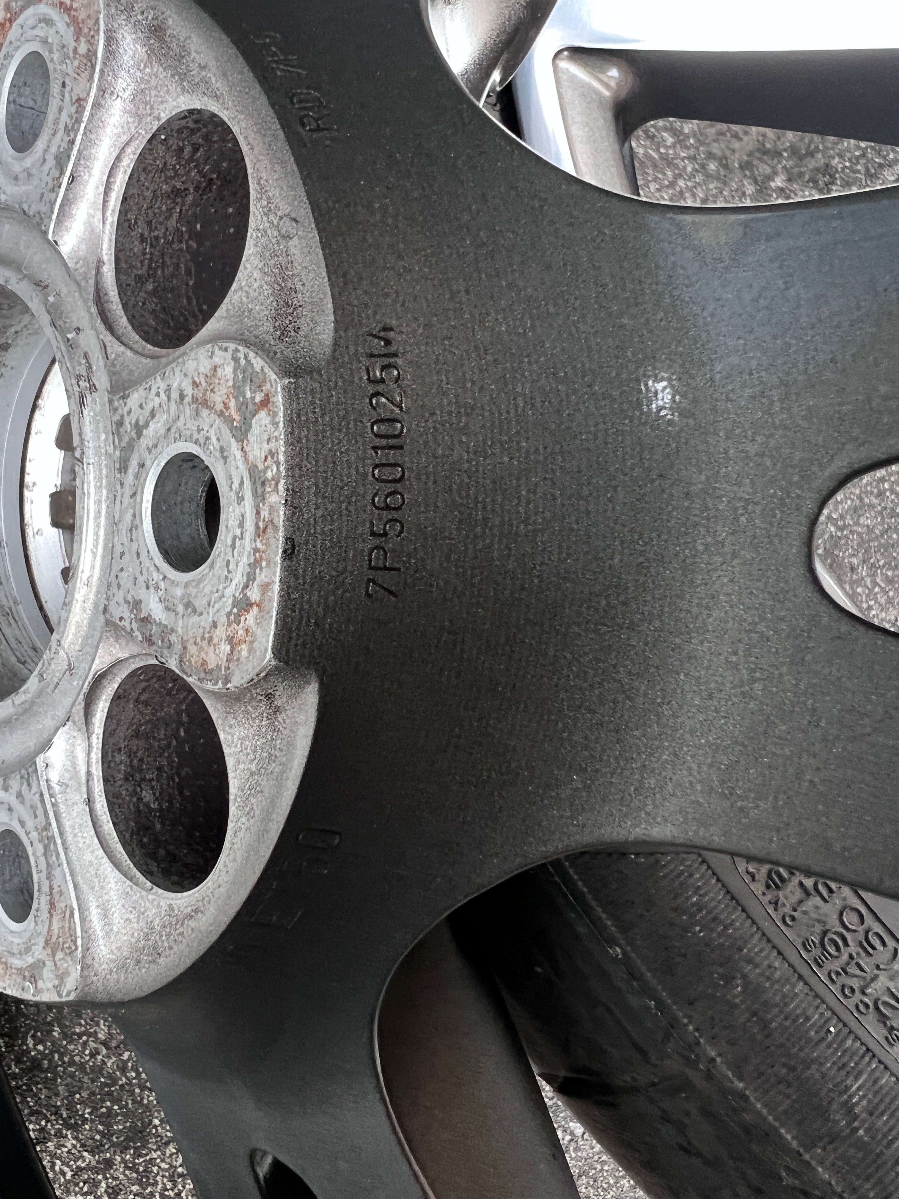 Porsche Cayenne 21 inch original wheel(with tire)