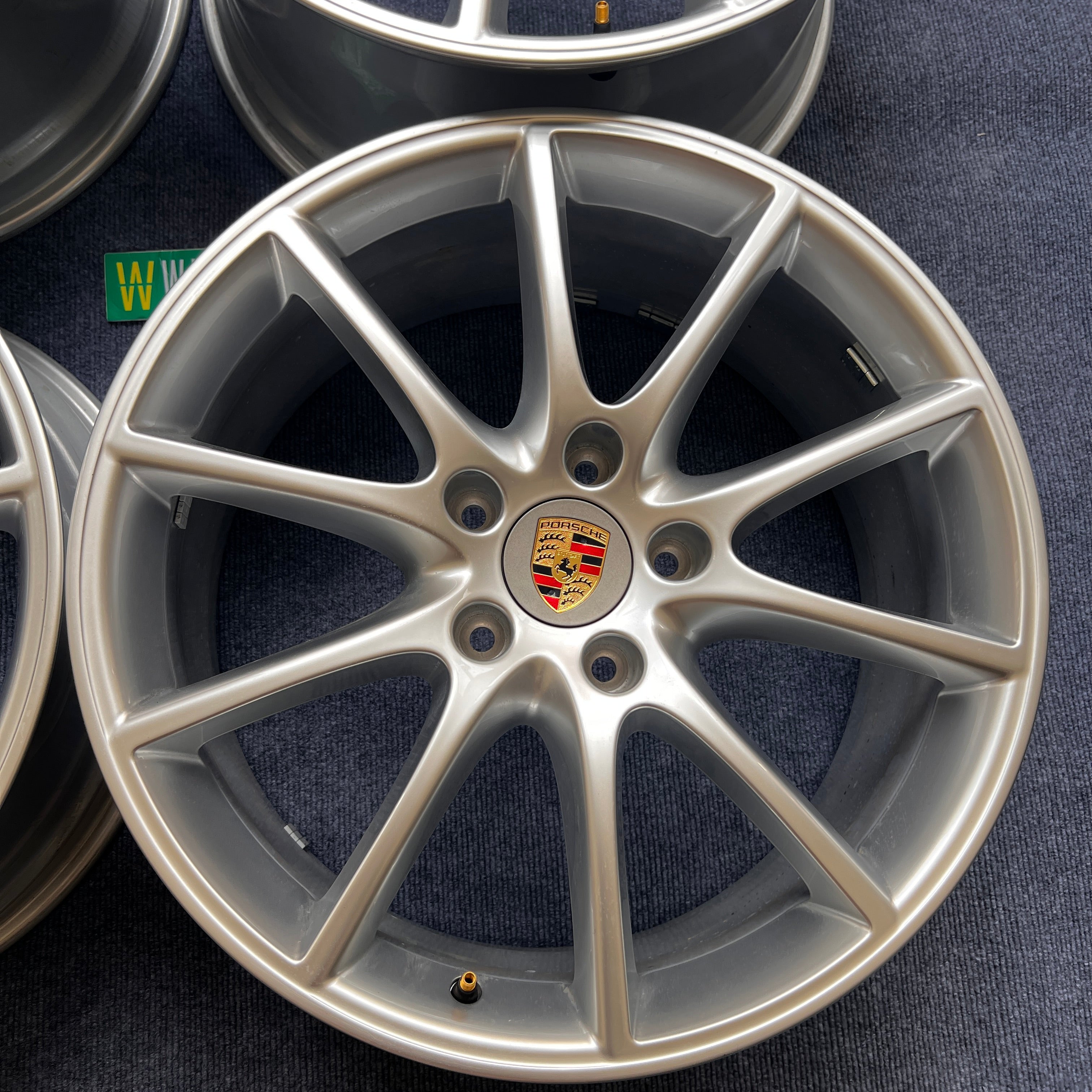 Porsche cayenne 20 inch original wheel