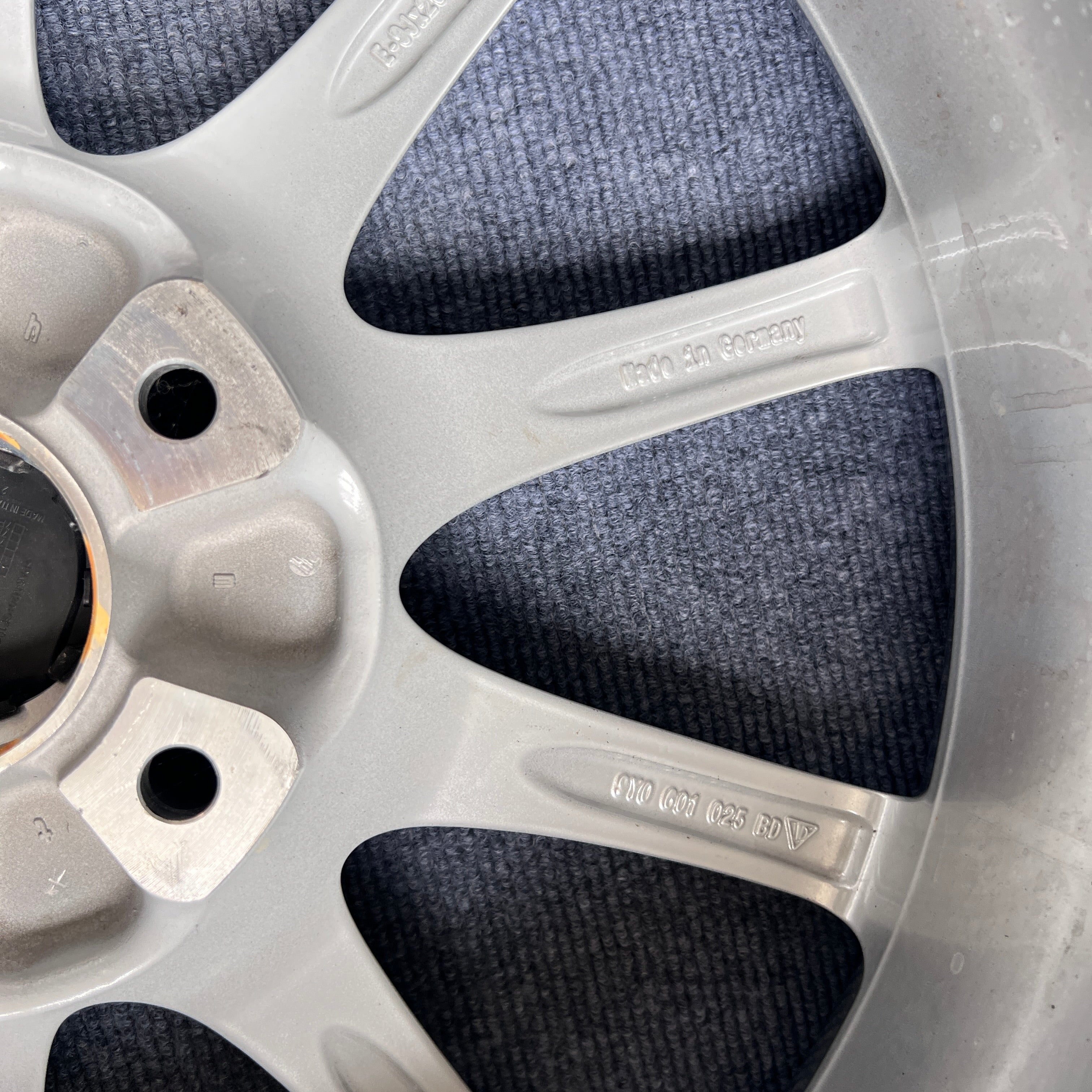 Porsche cayenne 20 inch original wheel