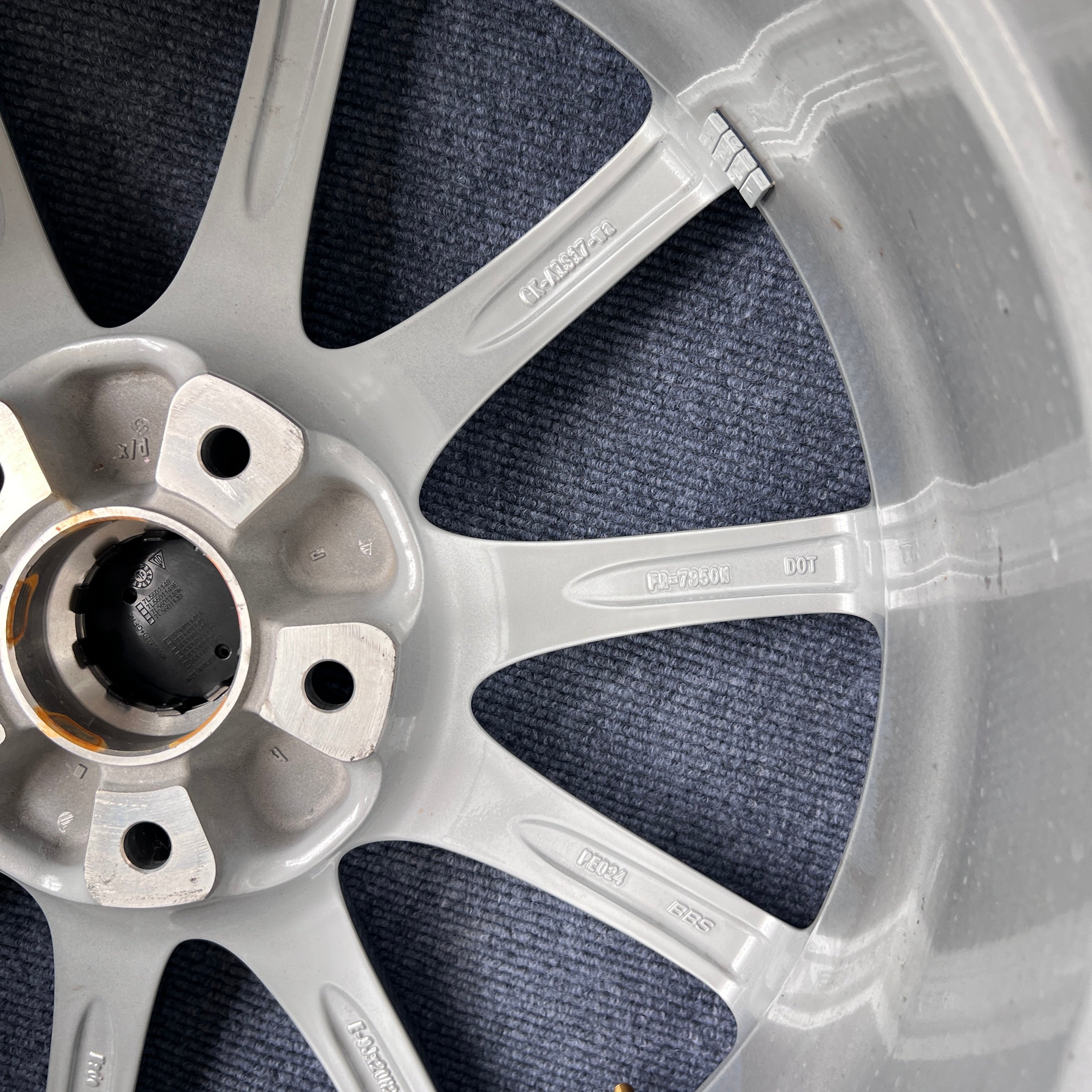 Porsche cayenne 20 inch original wheel