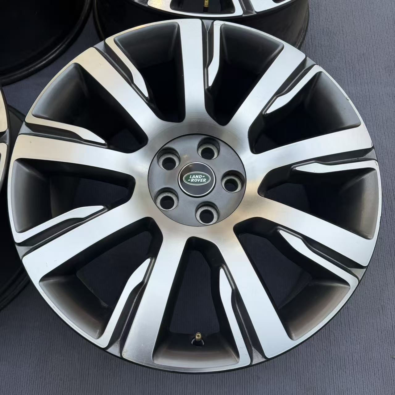 Land Rover 21 inch original wheel