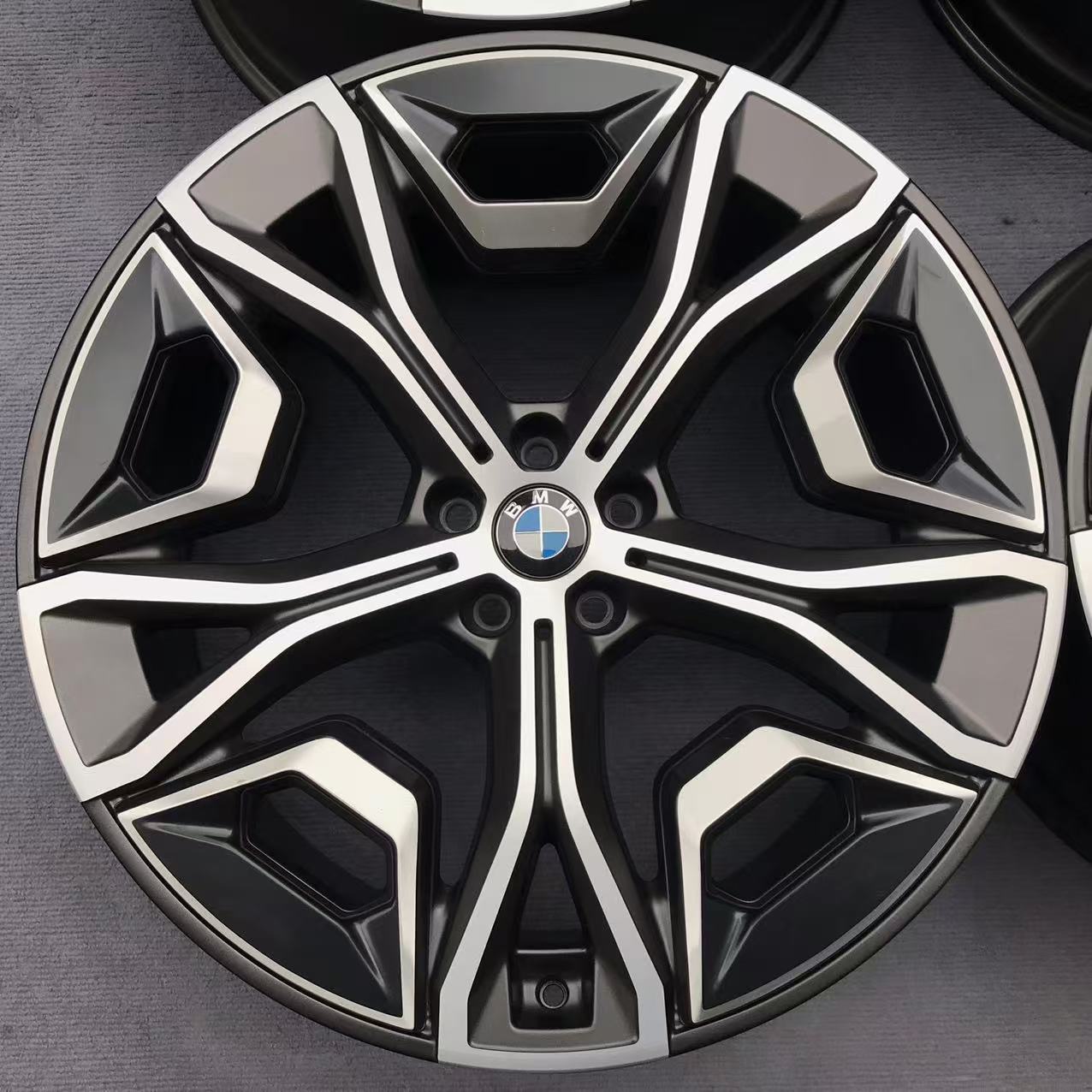 BMW iX 22 inch original wheels