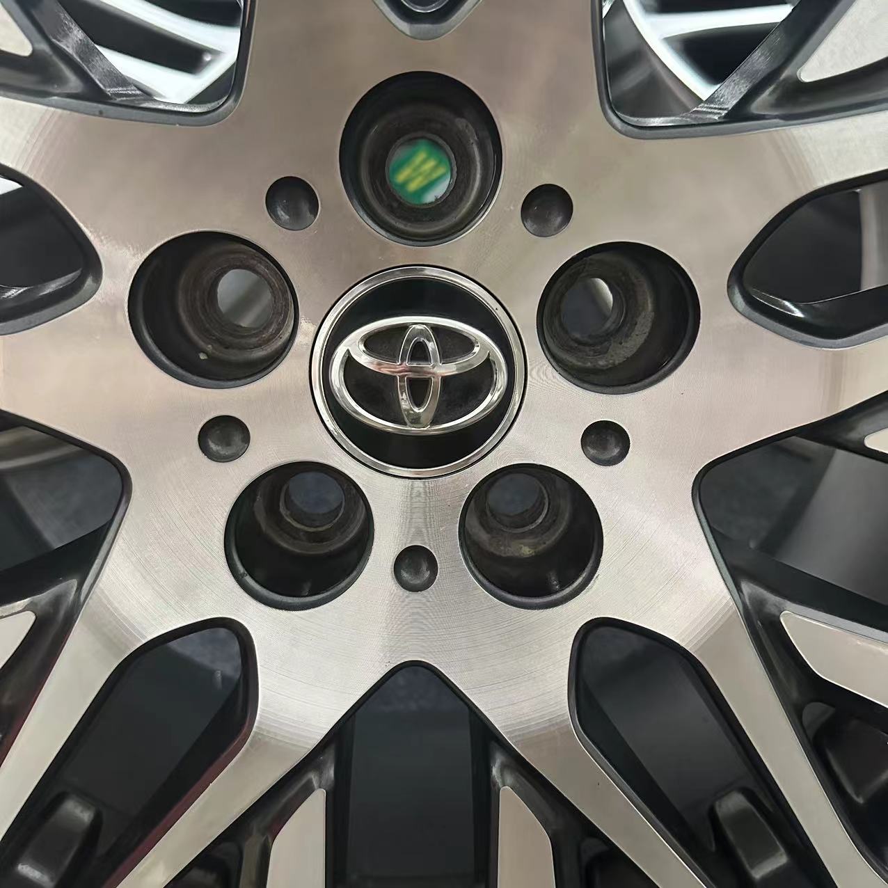 Toyota Alphard 18 inch Original wheels