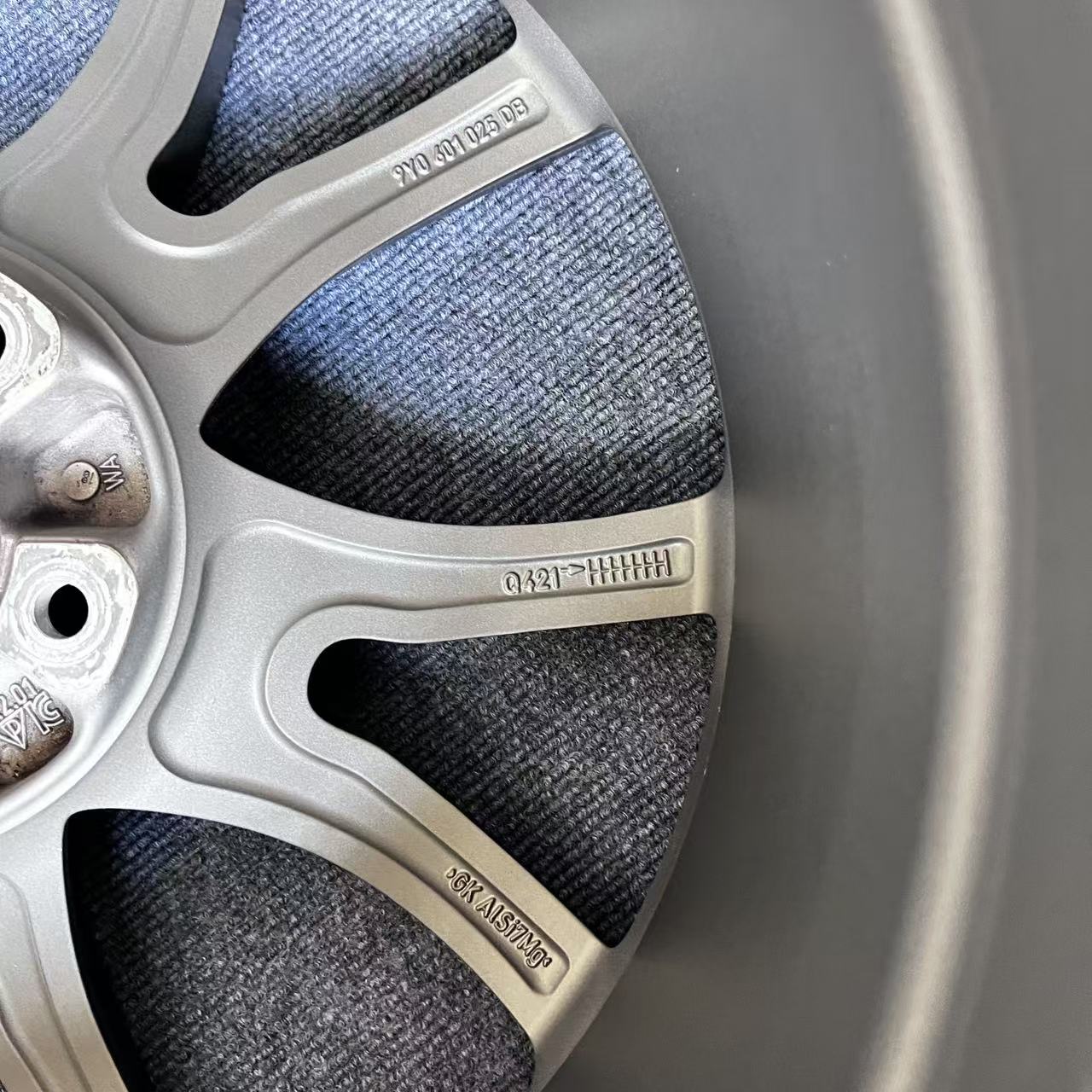 Porsche Cayenne 21-inch original wheels