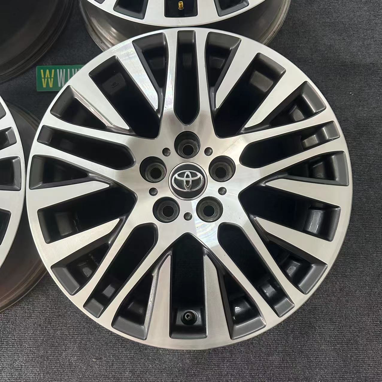 Toyota Alphard 18 inch Original wheels