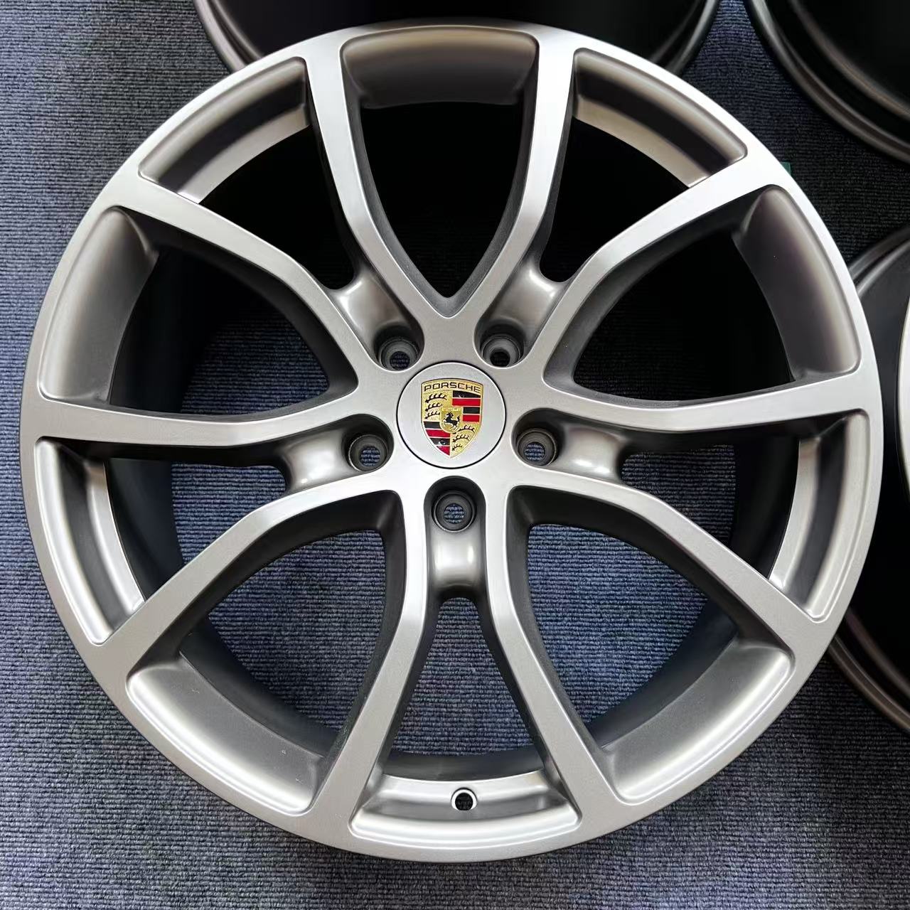 Porsche Cayenne 21-inch original wheels