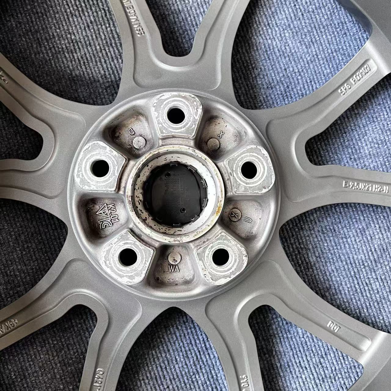 Porsche Cayenne 21-inch original wheels
