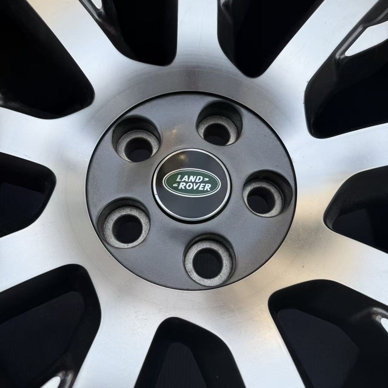 Land Rover 21 inch original wheel