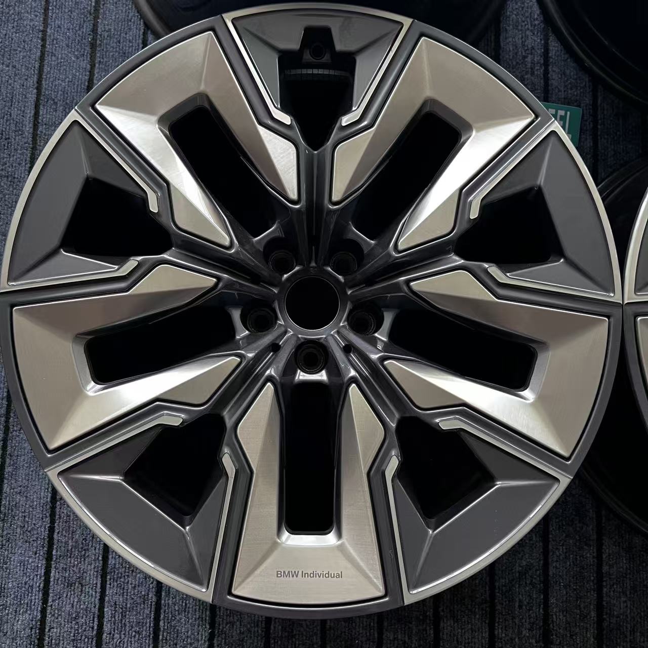 BMW i7 909M 21 inch original wheels