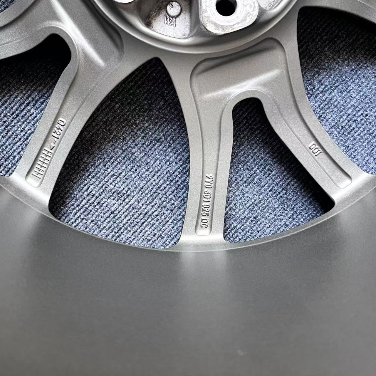 Porsche Cayenne 21-inch original wheels