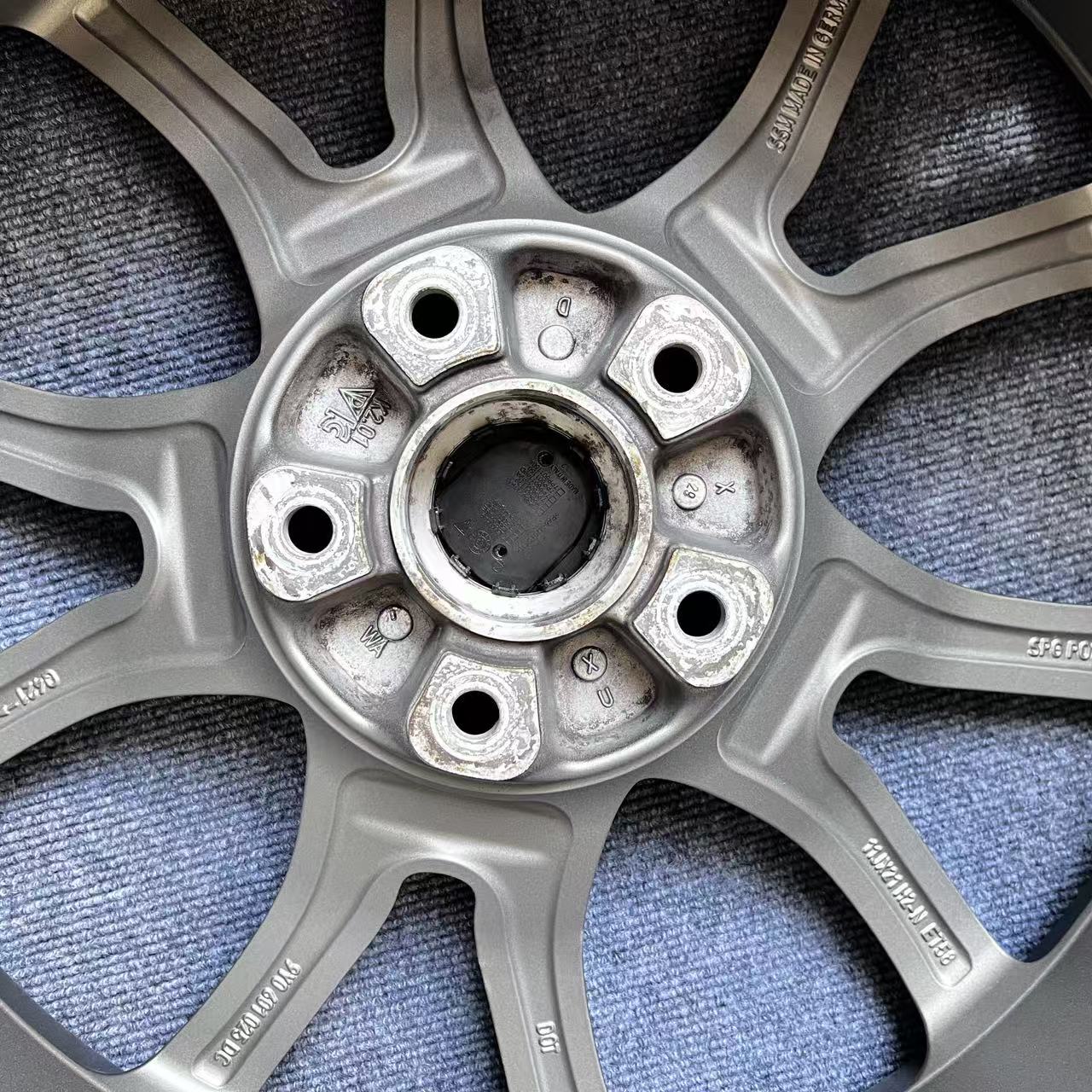 Porsche Cayenne 21-inch original wheels