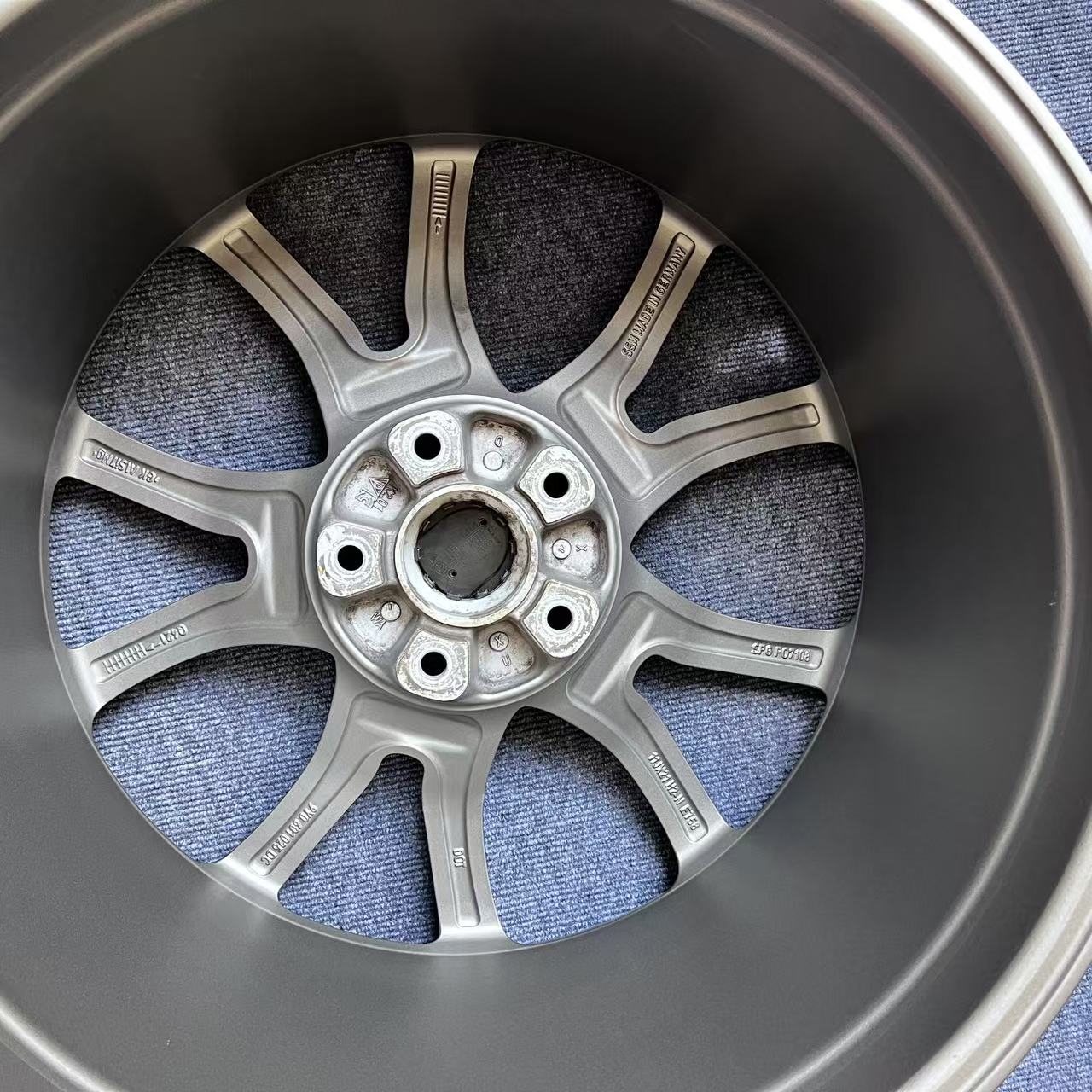 Porsche Cayenne 21-inch original wheels