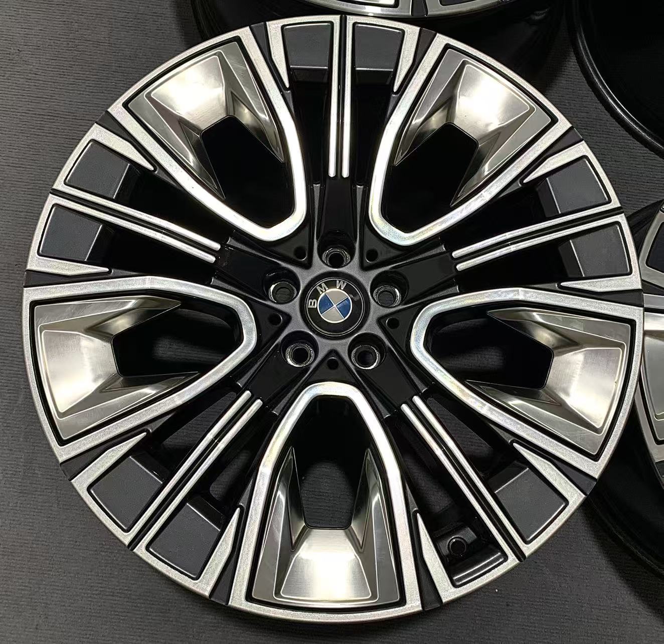 BMW i7 20 inch original wheel